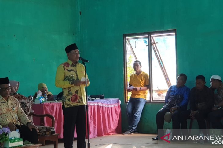 Bupati serahkan bantuan kepada warga Sarakaman