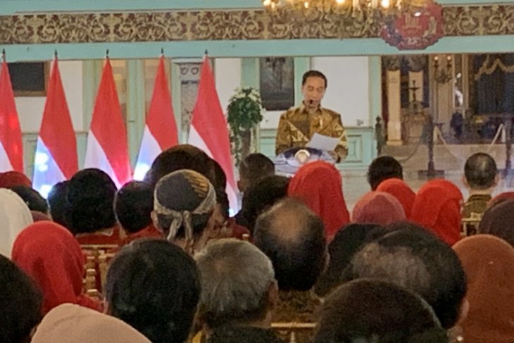  Jokowi  pushes aggressive batik  preservation message to 