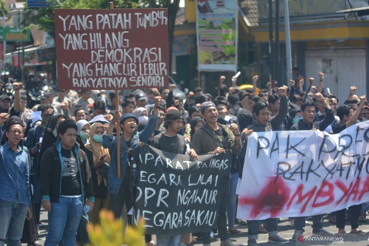 Aksi aliansi mahasiswa Jember