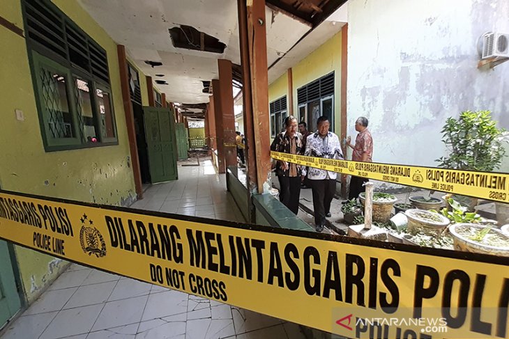 Atap Sekolah Ambruk Di Cirebon