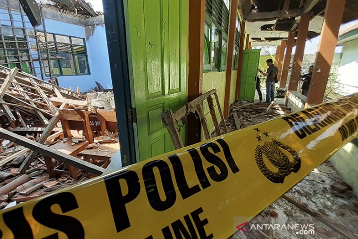 Atap Sekolah Ambruk Di Cirebon