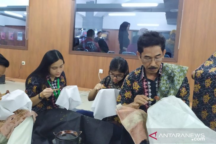 Peringati Hari Batik Nasional, sivitas Undika