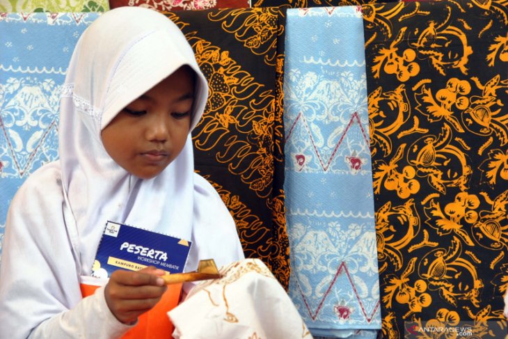 Jokowi ajak masyarakat jadikan batik jadi duta budaya Indonesia