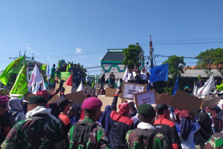Tolak revisi UU Ketenagakerjaan, ribuan buruh demo di Surabaya