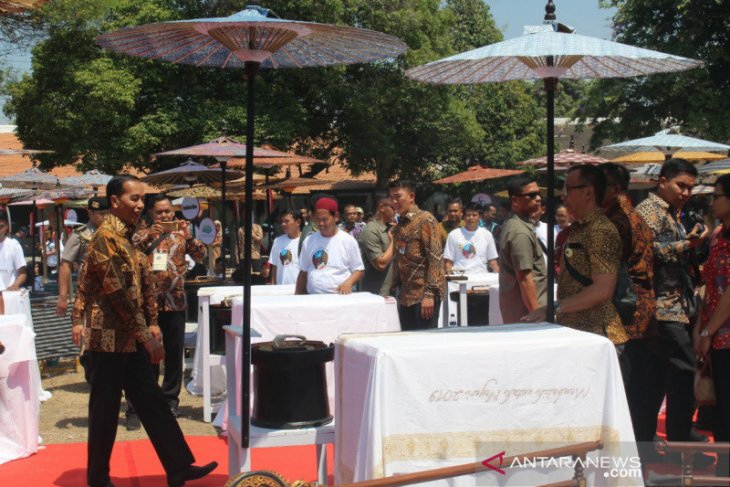 500 craftsmen participate in National Batik Day 2019