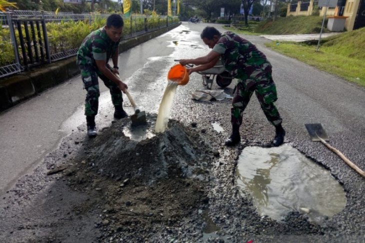 Sering kecelakaan, TNI tambal badan jalan di Perkantoran Suka Makmue