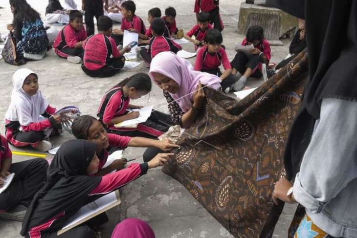 Siswa belajar melukis motif batik