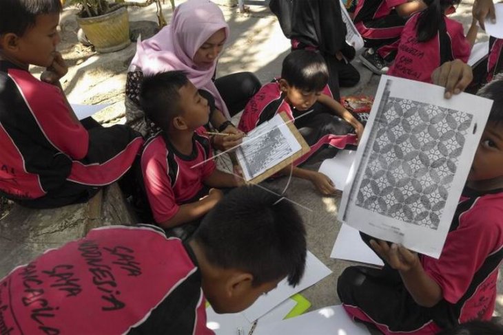 Siswa belajar melukis motif batik