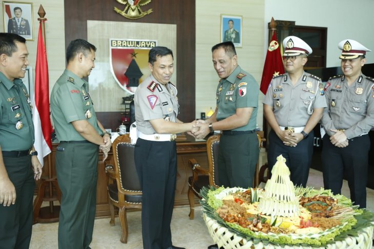 Polda Jatim kirim 660 tumpeng HUT ke TNI