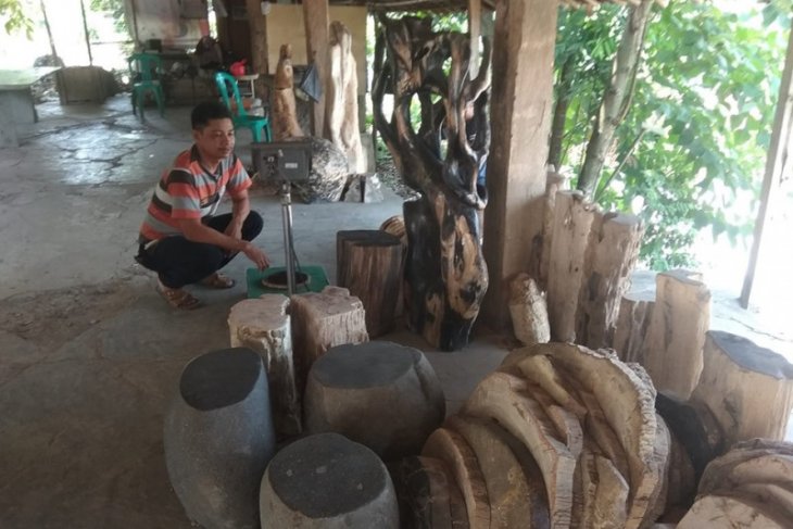Lebak's fossil stone crafts penetrate international market