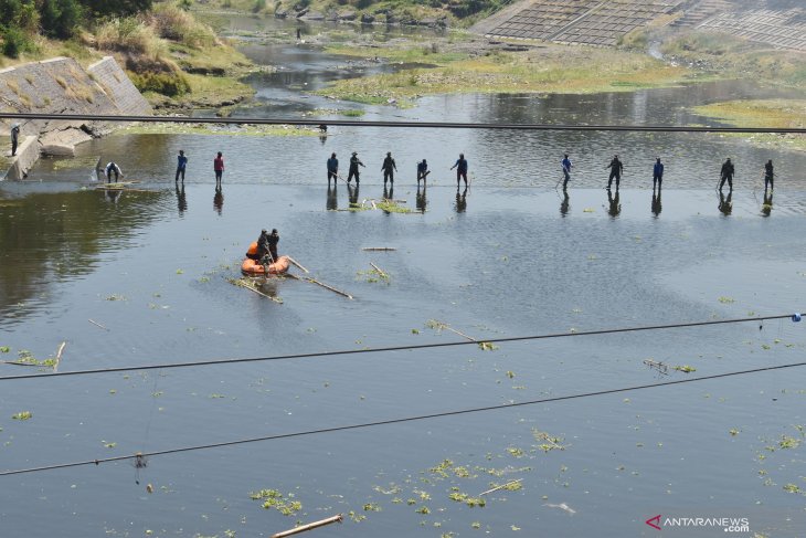 Prajurit TNI bersihkan sampah sungai