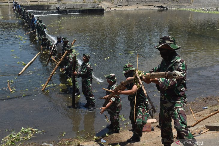 Prajurit TNI bersihkan sampah sungai