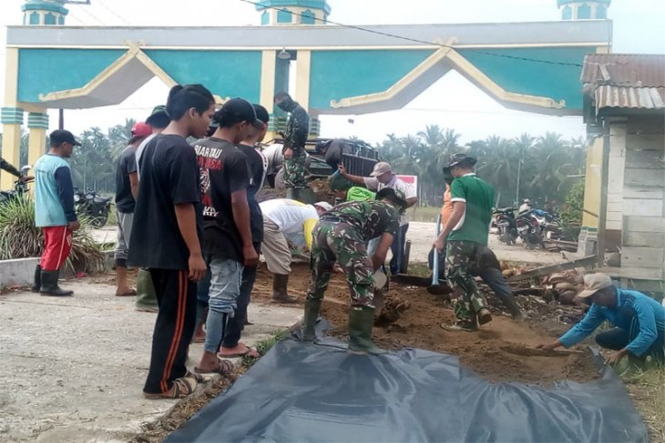 Sasaran Penimbunan Jalan Sirtu di Desa Sanglar Terus Digesa Untuk percepatan Persentase Pekerjaan TMMD ke-106