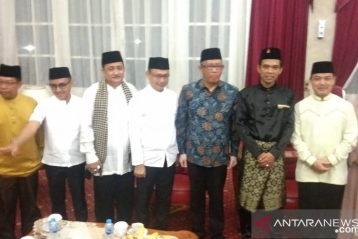 Gubernur - Wagub Kalbar sambut Ustad Abdul Somad makan malam di pendopo