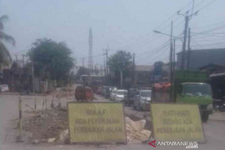 Perbaikan jalan Cikarang-Cibarusah Bekasi sudah tiga pekan terbengkalai