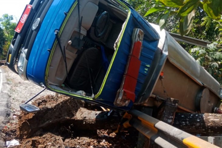 Mobil tanki BPBD Pandeglang terbalik di Cibaliung, sopir alami luka