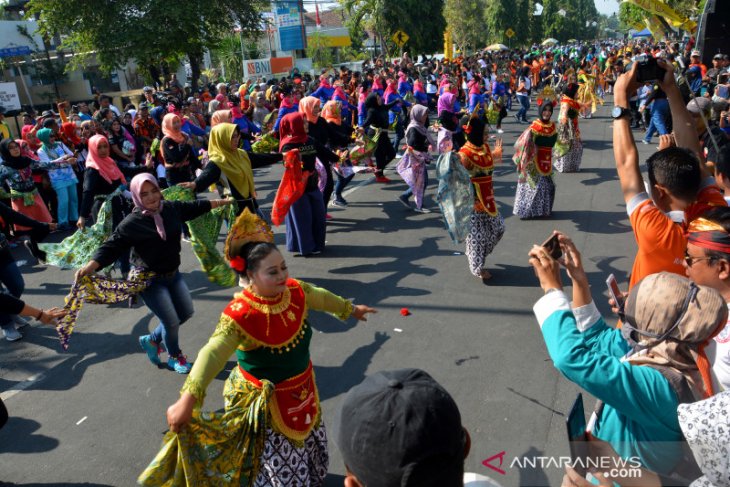 Tari kolosal batik Jombangan