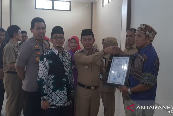 Bupati Bangka serahkan delapan sertifkat halal