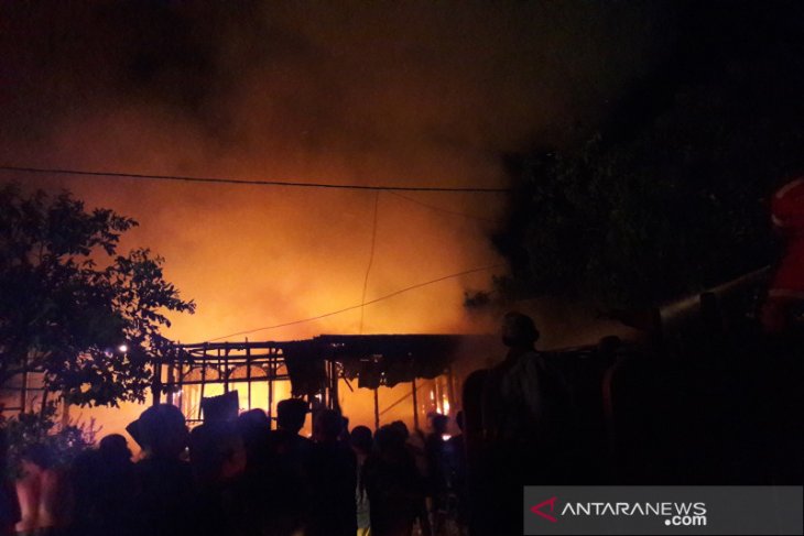 Video - Detik-detik si Jago Merah lalap dua rumah warga