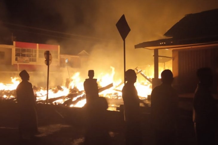 10 kios di Pasar Cibaliung terbakar tadi pagi