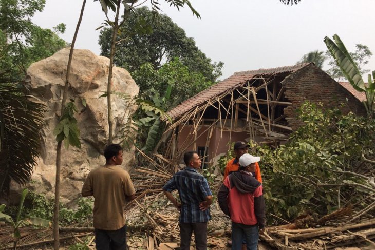 Rumah warga Purwakarta tertimpa batu besar telah didata