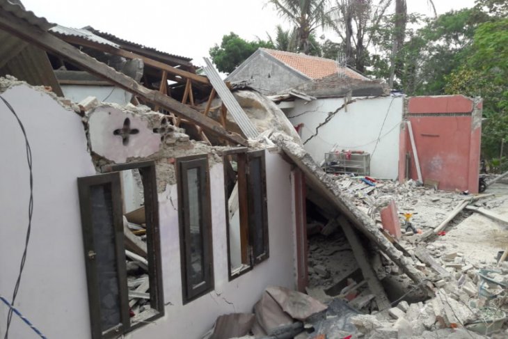 Batu segede gajah menggelinding timpa sejumlah rumah dan sekolah di Purwakarta