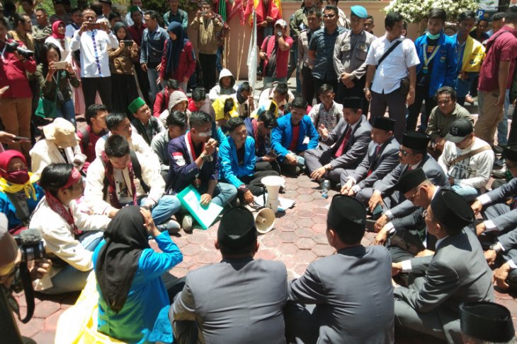 Mahasiswa demo saat pelantikan anggota DPRD Banjarbaru
