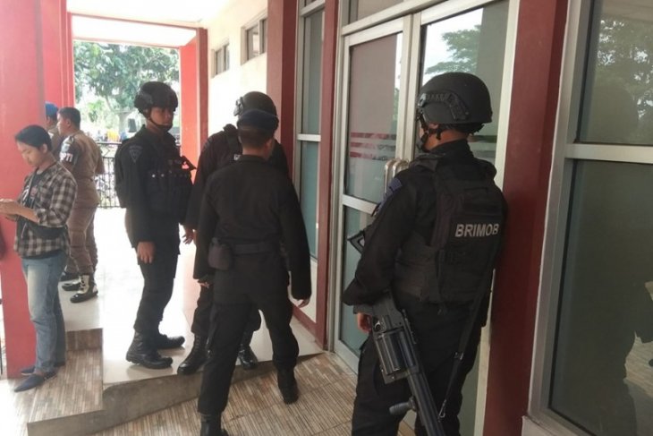 Personel Brimob Polda Banten masih menjaga RSUD Berkah Pandeglang