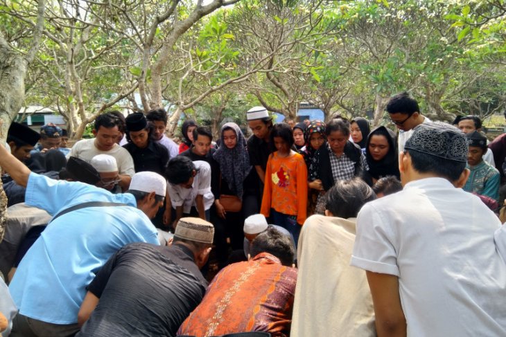 Isak tangis ibu dan kakak iringi prosesi pemakaman Akbar Alamsyah