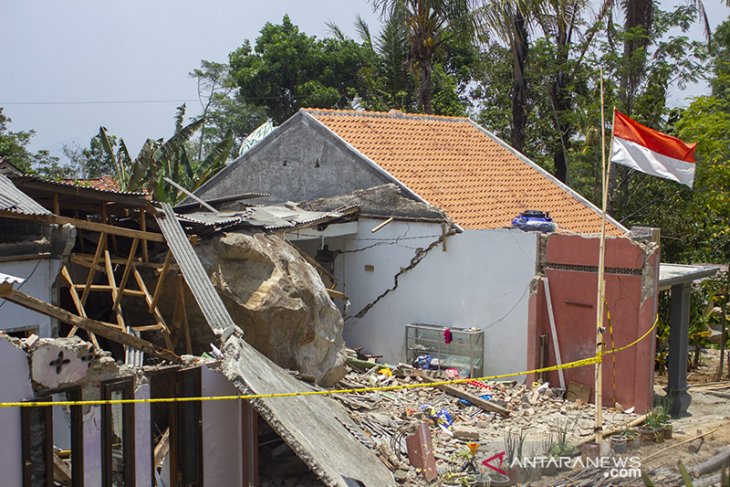 Pascalongsor Batu Raksasa Di Purwakarta