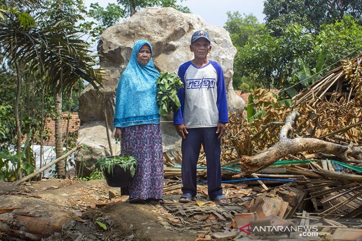 Pascalongsor Batu Raksasa Di Purwakarta