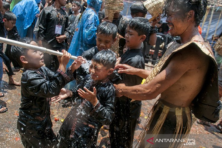 Tradisi Rempug Perang Tomat