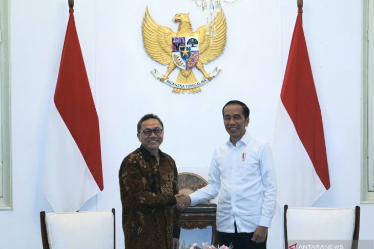 Jokowi, PAN Chairman Zulkifli Hasan hold meeting at Merdeka Palace