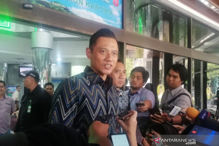 SBY, AHY dan Ibas jenguk Wiranto