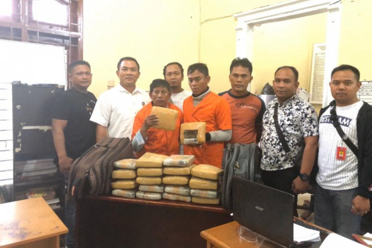 Polres Langkat kembali ringkus dua pembawa 20 kg ganja dari Aceh