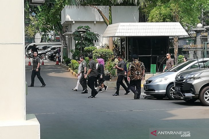 Ibu Iriana jenguk Wiranto