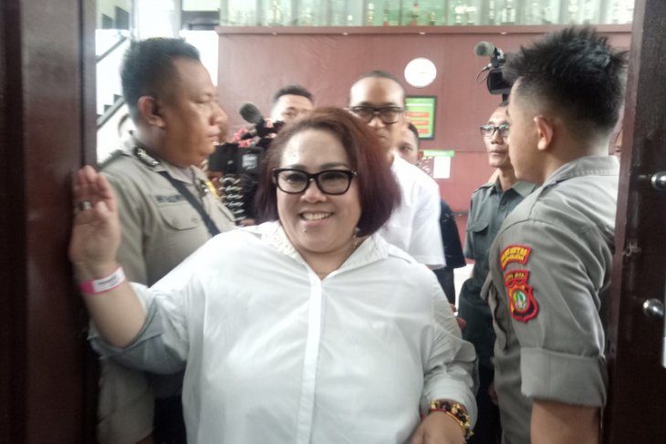 komedian Nunung sedih sidang saksi ahlinya ditunda