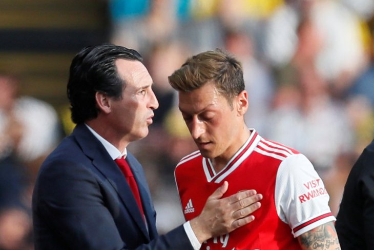 Pelatih Arsenal Unai Emery mengaku belum tutup pintu bagi Mesut Ozil