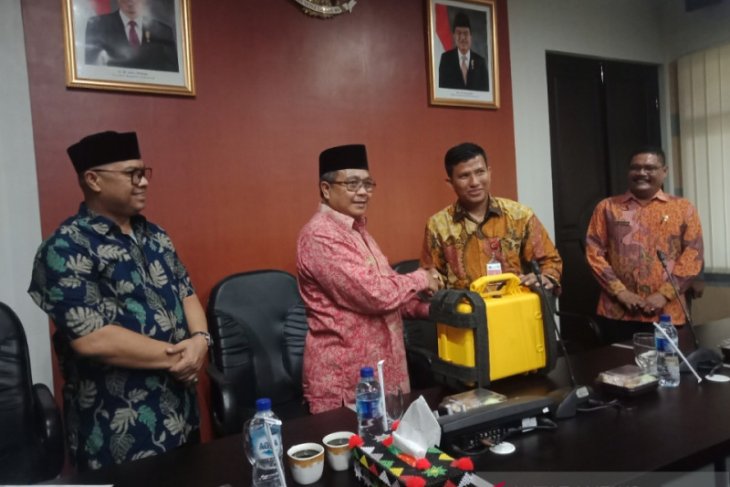 Aceh Barat hibahkan alat ukur tanah agar mudahkan administrasi pertanahan