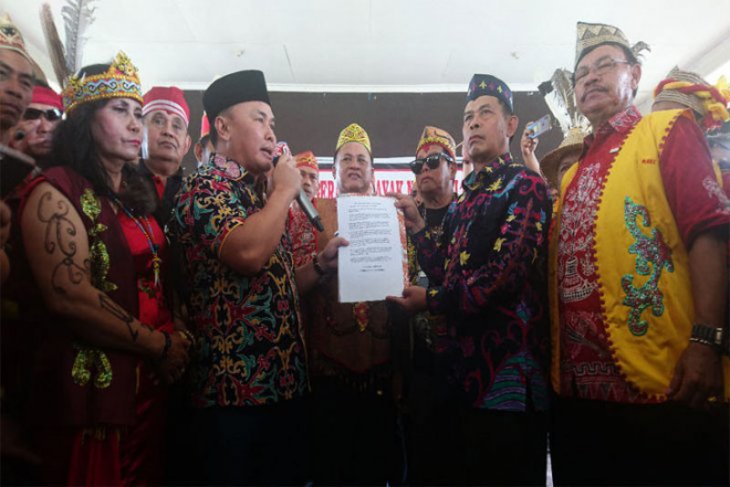 Gubernur perjuangkan aspirasi Suku Dayak ke Presiden terpilih