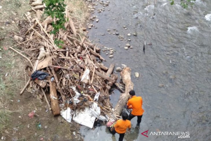 Tim gabungan bersihkan sampah Kali Ciliwung di Bogor