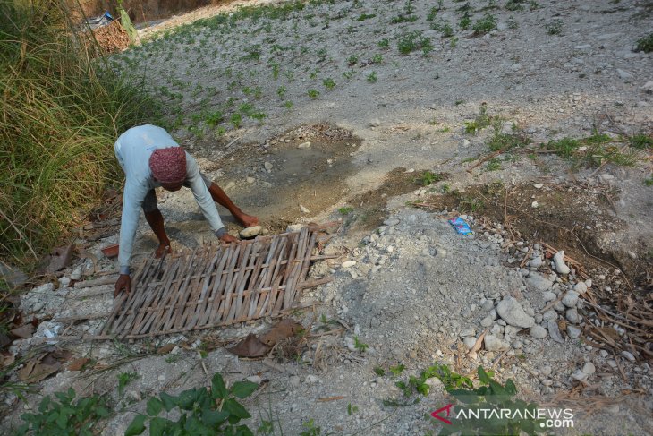 Mencari air di dasar sungai Jombang