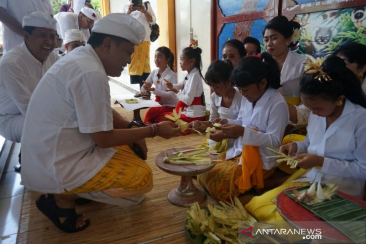 Pasraman Wandhira Denpasar adakan pendidikan karakter siswa SD