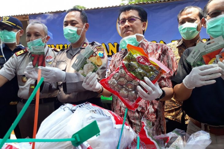 BBKP Surabaya musnahkan 59 paket luar negeri ilegal (Video)