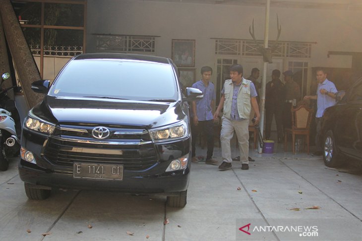 KPK Geledah Rumah Bupati Indramayu