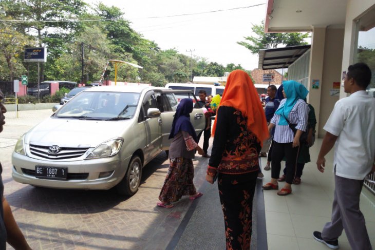 Pricilia berlumuran darah dan gendong sang adik saat ditemukan