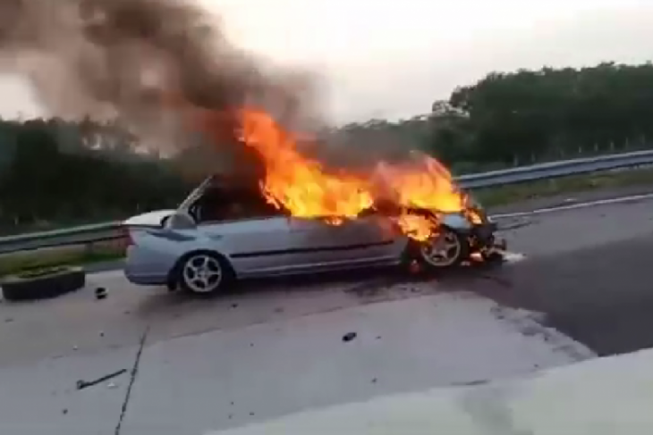 Empat orang meninggal akibat terjebak dalam mobil sedan yang terbakar