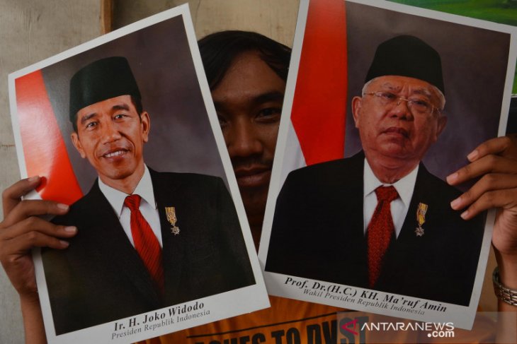 Pedagang bingkai poster Presiden dan Wapres terpilih