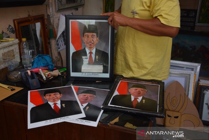 Pedagang bingkai poster Presiden dan Wapres terpilih