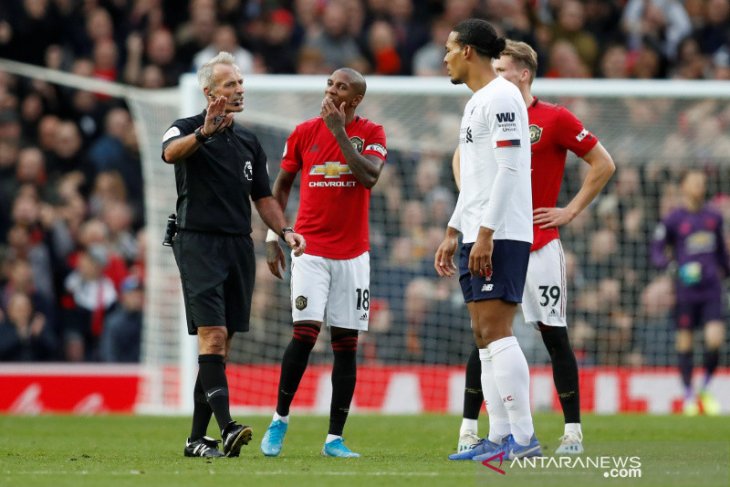 Gol kontroversial MU lawan Liverpool di mata Neville dan Carragher
